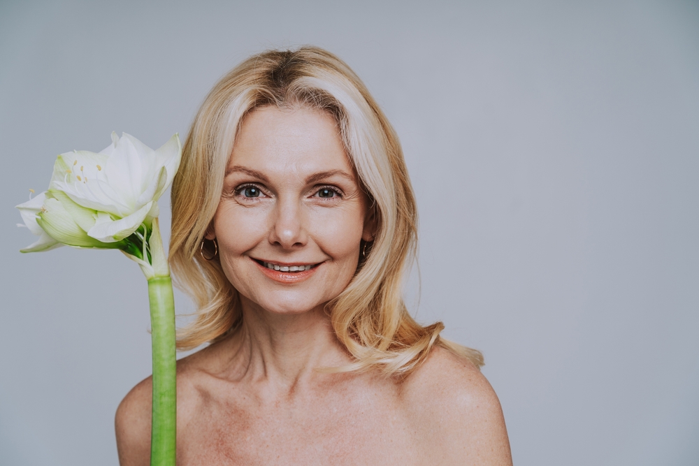 Femeie cu o floare in mana