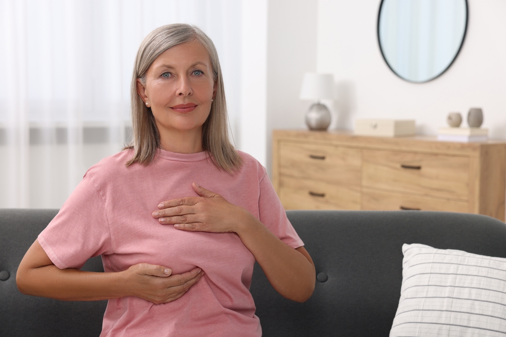 Femeie facand autoexaminarea sanilor