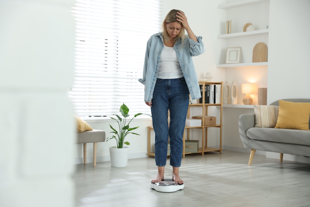  Femeie matură care se cântărește 