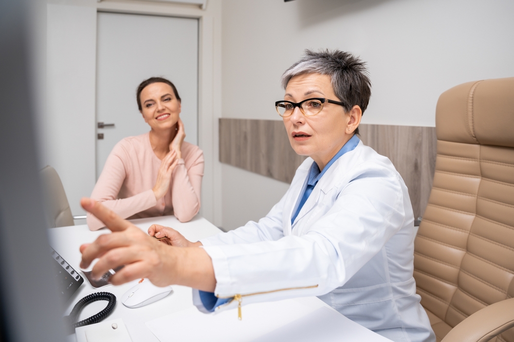 Doctor explicand pacientei despre endometrioza