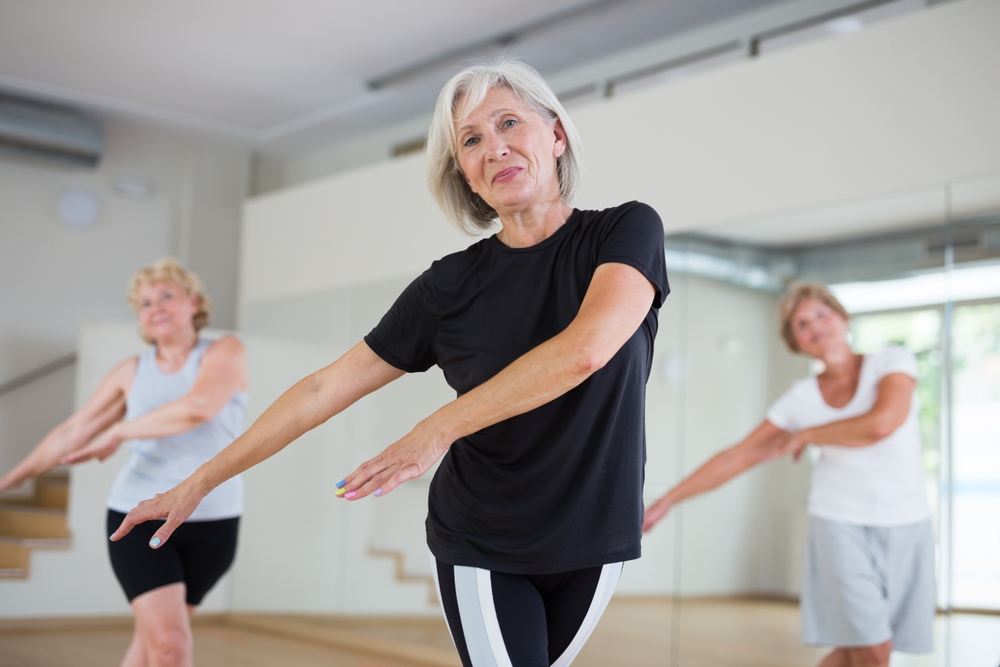 Femeie la menopauza in ora de aerobic adaptat varstei