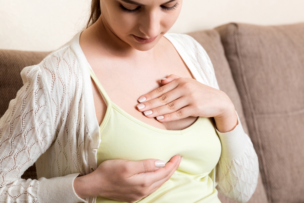 Femeie facand autoexaminarea sanilor