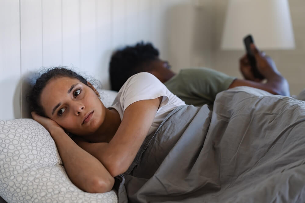 o femeie tristă, simbolizând impactul emoțional al durerii cronice