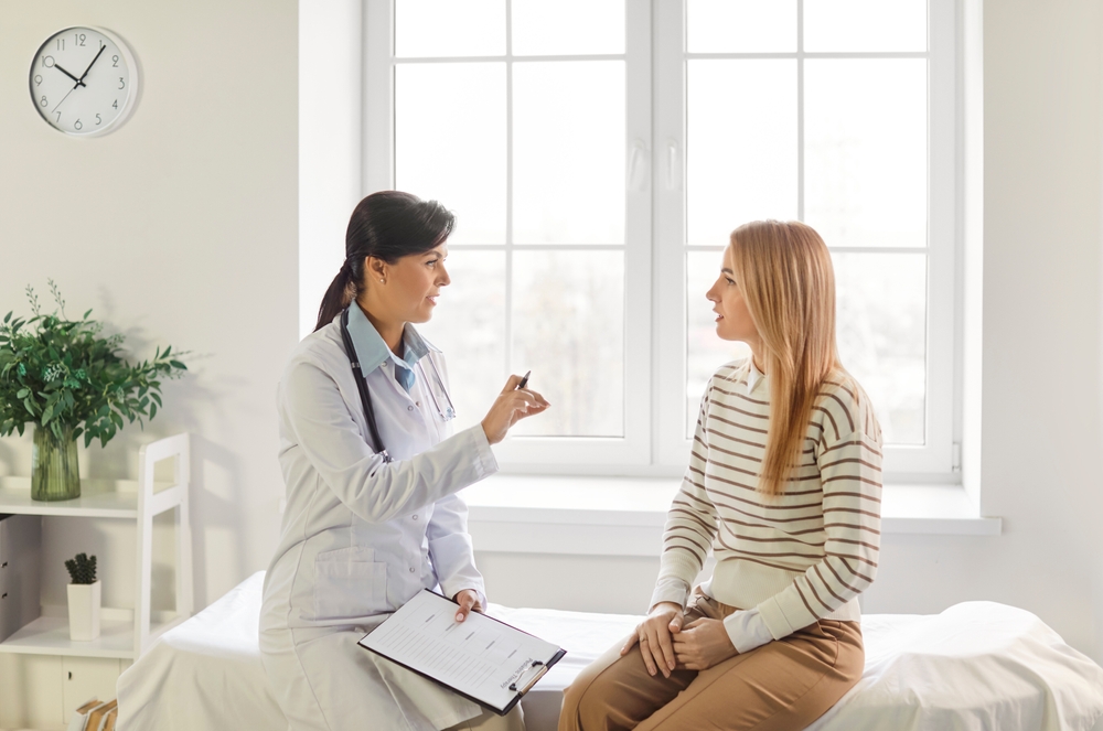 Femeie cu simptome de perimenopauza la cabinetul doctorului, alaturi de aceasta