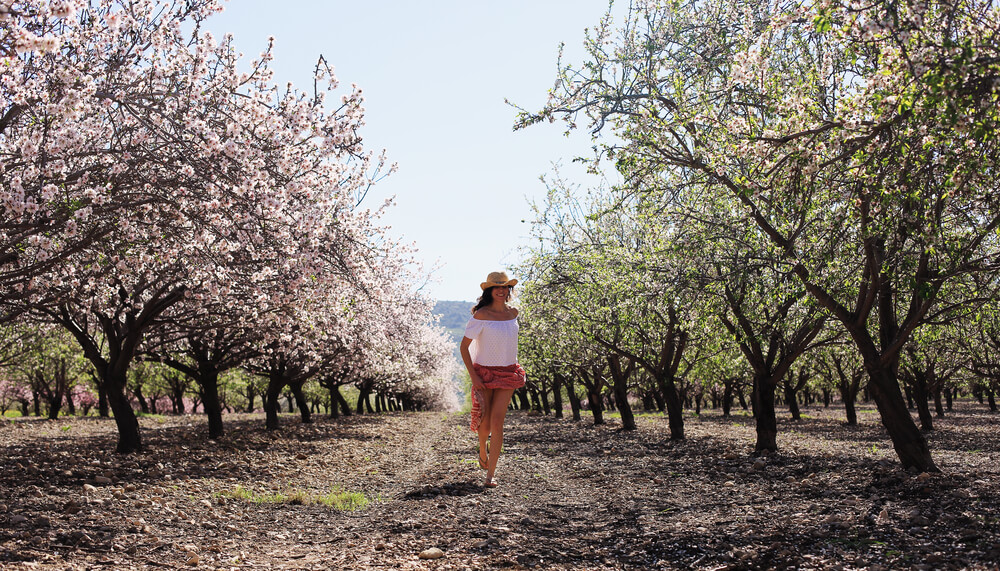 Femeie perimenopauza libera in natura